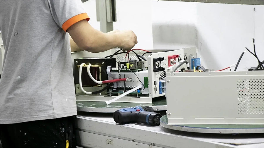 Montaż falowników na linii produkcyjnej Felicity Solar