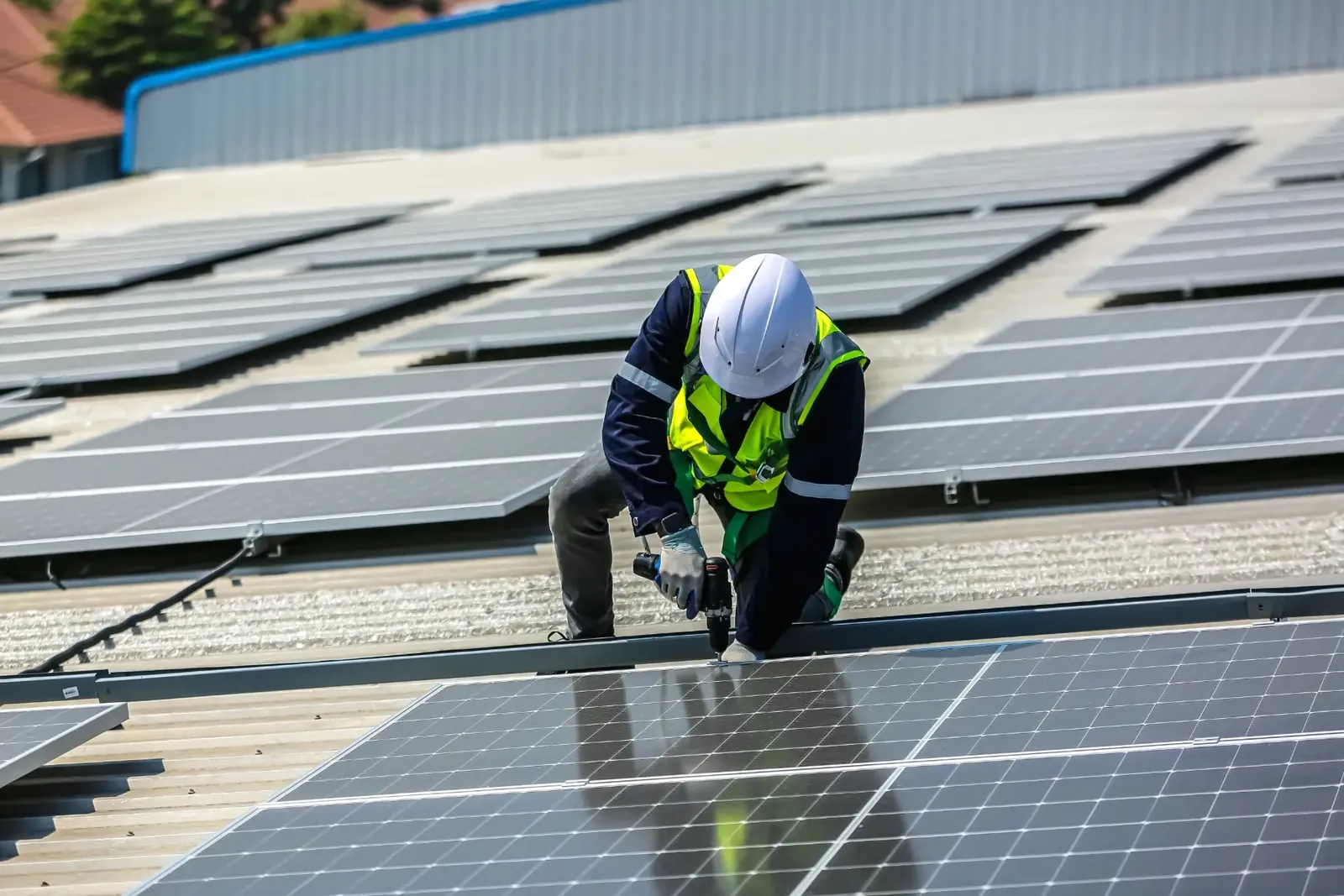 Montaż paneli fotowoltaicznych na dachu (Felicity Solar)