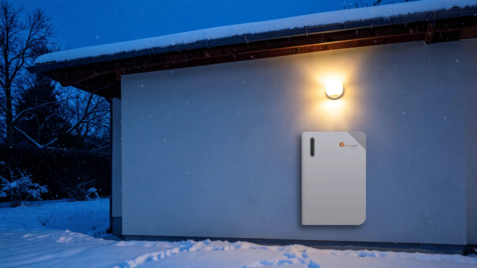Magazyn energii Felicity FLB48100WG1-H zimą nocą, pod wiatą przy domu (wizualizacja)