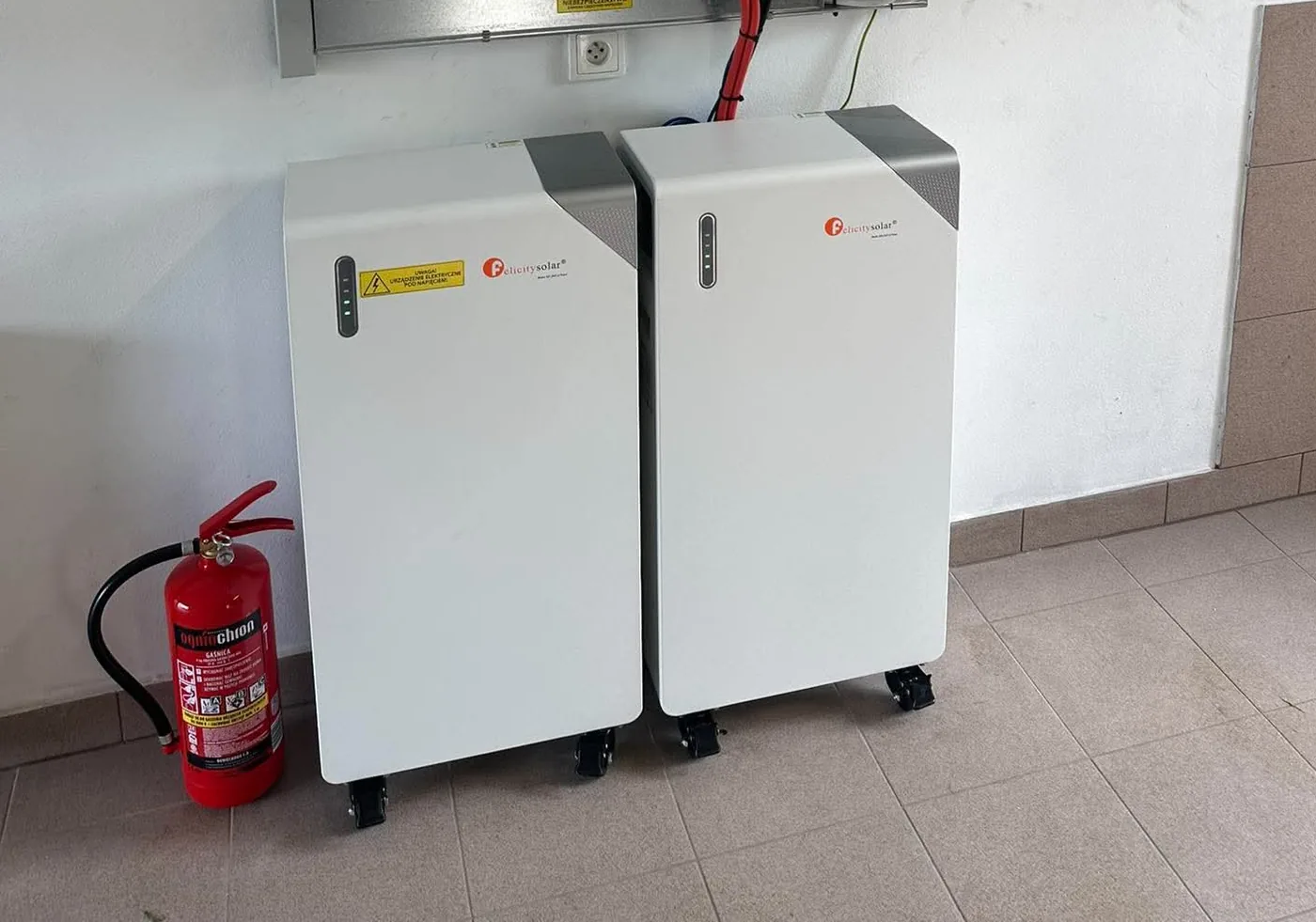 Dwa magazyny FLB48314TG1-H w garażu klienta
