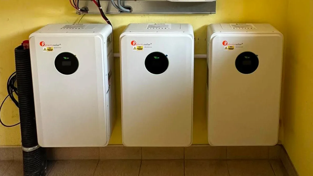 Trzy magazyny FLA48171-EU na ścianie u klienta
